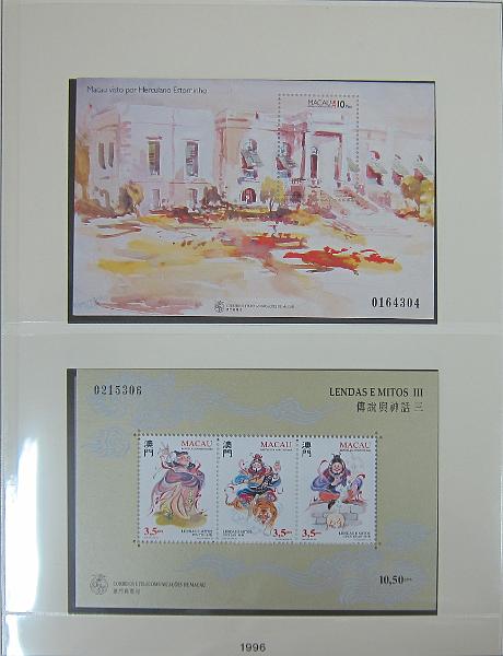 0263 (92).jpg -     Lote:    263      Colecção Especializada - Macau      Lotes Especiais       Descrição:      Macau   &mdash; Colecção montada em 3 álbuns quase completa do correio ordinário (faltam 13 selos) desde AF1 até AF1038 (1884/1999), sem correio aéreo, etiquetas, porteado, imposto postal e não emitidos. A colecção é composta por selos novos e usados indiferenciadamente, com séries mistas (novo/usado). Contém todos os blocos novos sem sinal de charneira incluindo 12 blocos Amizade Luso-Chinesa e 12 blocos Macau 1999 (CE BLC 1/76). Contém também as 50 folhas miniaturas novas sem sinal de charneira (FM 1/50). Valor total de catálogo Afinsa 2015 = &euro; 15.058,00, repartido por selos &euro; 12.382,00 + blocos &euro; 1.909,00 + Folhas Miniaturas &euro; 2.767,00. Duas folhas miniaturas com ligeiros pontos de óxido. Lote a ver.        Lote       Valor Base:     &euro; 5000,00     Valor Venda:     &euro;      